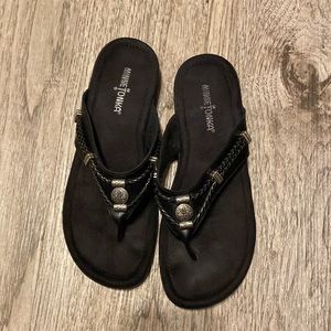 EUC Minnetonka Silverthorne Leather Thong Sandal Flip Flop in Black Size 9